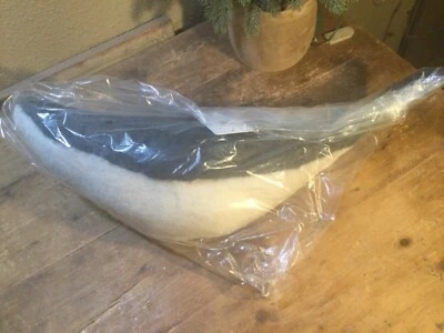 Подушка Pottery Barn WALLY THE WHALE 22 x 9 войлок животное ПРИБРЕЖНЫЙ ДЕКОР серая белая - Изображение 1 из 3