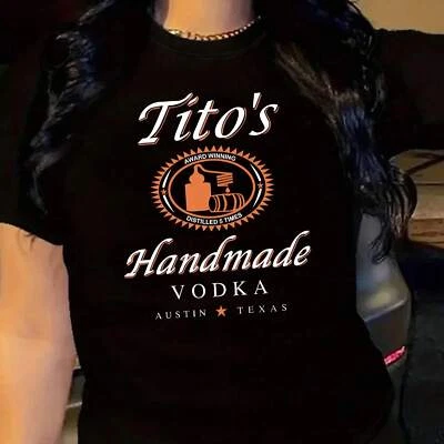 Женская футболка с коротким рукавом TITOS HANDMADE VODKA AUSTIN TEXAS с принтом в виде письма - Изображение 1 из 4