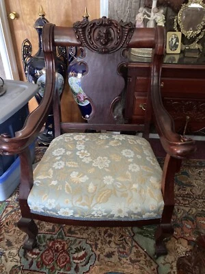 Sillones antiguos tallados con cara de querubín Karpen de Chicago 4 piezas Foto 1 de 4