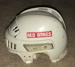 ELMETTO STEVE YZERMAN GIOCO USATO INDOSSATO ALLENAMENTO CC - DETROIT RED WINGS EPOCA ANNI 80 - Foto 1 di 7