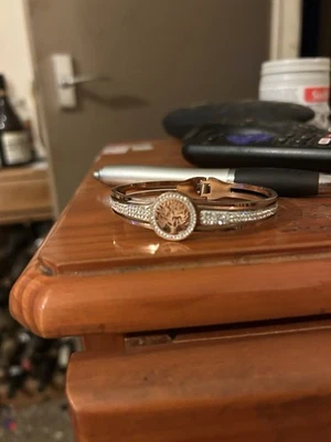 Brazalete chapado en oro y cristal decorado con árbol Foto 1 de 2