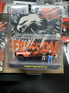 M2 Diorama 1973 Chevrolet Cheyenne Super 30 4x4 Diorama Figure Set 1:64 Scale - Picture 1 of 2