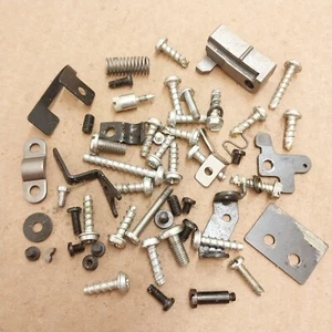 Lote de piezas de máquina de coser Singer 6215C tornillos soportes etc. - Imagen 1 de 6
