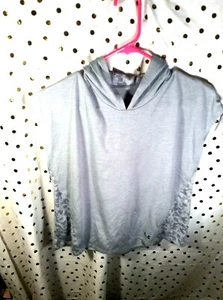 Woman’s Under Armour Slevless Hoodie LooseSize Large.NWOT - Picture 1 of 3
