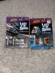 Johnny Lightning Lost in Space Fahrzeuge 2 Stück Space POD und Streitwagen 1998 Neu - Bild 1 von 5