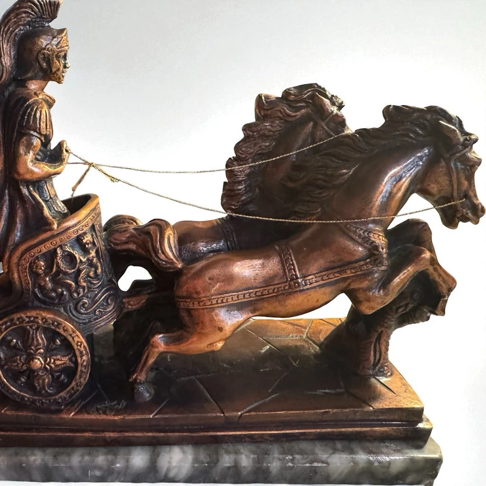 ESTÁTUA DE CARRUAGEM IMPÉRIO ROMANO BRONZE ACABAMENTO COM BASE DE MÁRMORE ESTADO ANTIGO - Imagem 1 de 4