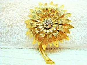 Gold tone sunflower brooch w/ six small crystal chips in the center. - Bild 1 von 4