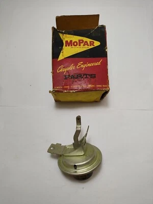1960-1961 Plymouth Dodge Valiant Lancer Distributors Vacuum Advance NOS 1889438 - Image 1 of 4