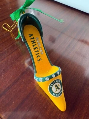 ¡Adorno de zapatos Oakland para todas las estaciones! ¡Verde, dorado y pedrería! Foto 1 de 4