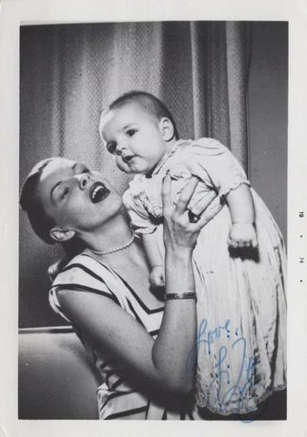 Liza Minnelli (Vintage) signed 3x5 photo Cover