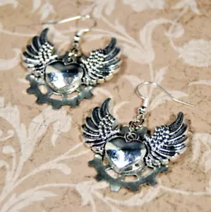 Ohrringe Schmuck Silber Farbe Flügel + Herzen und Rädchen Hänger & Tropfen Kunst Mode - Bild 1 von 1