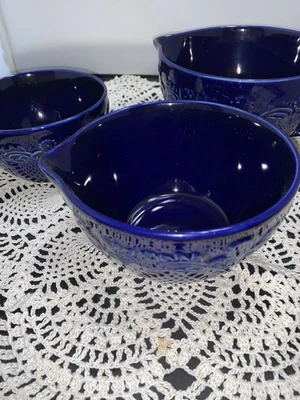 Cuencos medidores y mezcladores de cerámica azul Nesting 3 Temptations con caños para verter Foto 1 de 4