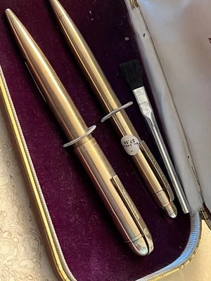Conjunto de caneta-tinteiro e lápis WAHL-EVERSHARP SKYLINE COM NERVURAS GF 14K NOVO NA CAIXA - Imagem 1 de 4