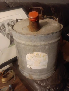 Práctica lata de agarre galvanizada Eagle de colección 2 galones de combustible de gas con caño mango de madera - Imagen 1 de 4