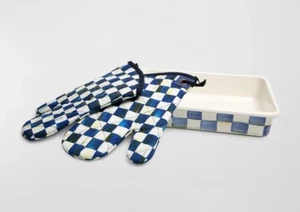 Set da forno smaltato Mackenzie-Childs Royal Check. Piatto + guanti. Nuovo con scatola. - Foto 1 di 12