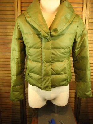 Chaqueta acolchada con cuello chal oliva remache negro para mujer con bordado trasero talla Lg Foto 1 de 4