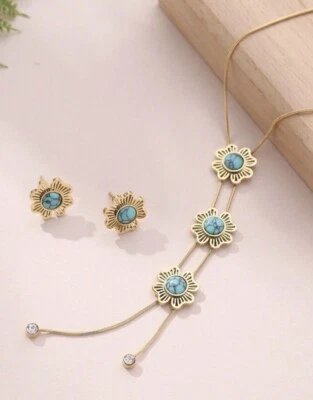 Juego de collar aretes colgantes de circonita cúbica trébol de cuatro hojas turquesa chapado en oro de 18k Foto 1 de 4