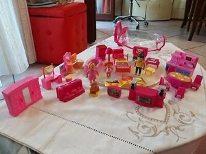 Complete set of home & family accessories + dog plastic play. - Picture 1 of 12