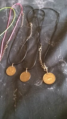 Collar moneda latón  Foto 1 de 4