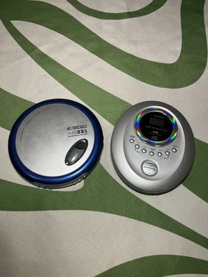 Juego de 2 reproductores de CD portátiles. Curtis Super Bass Booster Y Audiovox PARA REPUESTOS Foto 1 de 4