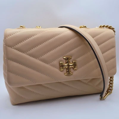 AUTÉNTICO Bolso de Hombro Convertible Pequeño Tory Burch Kira Chevron ALBARICOQUE/654 PRECIO DE VENTA SUGERIDO POR EL FABRICANTE $548 Foto 1 de 4
