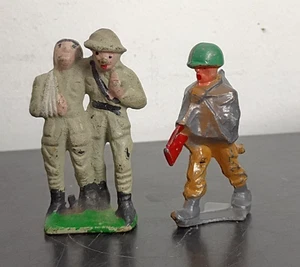 40s Iron Lead Toy Soldier Helps Wounded G-105, Poncho, Rifle M189 Barclay Manoil - Picture 1 of 4