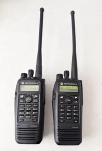 2 radios bidireccionales Motorola XPR 6550 VHF 136-174 MHz AAH55JDH9LA1AN con baterías - Imagen 1 de 6