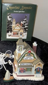 Copperfield Keepsake Porcellana Casa Illuminata Barca di Babbo Natale Caserma dei Pompieri - Foto 1 di 7