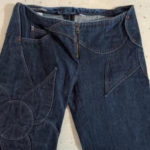 Pantalones de mezclilla acampanados de tiro bajo vintage de D&G con flores oscuras talla 42 (talla 26 EE. UU.) - Imagen 1 de 17