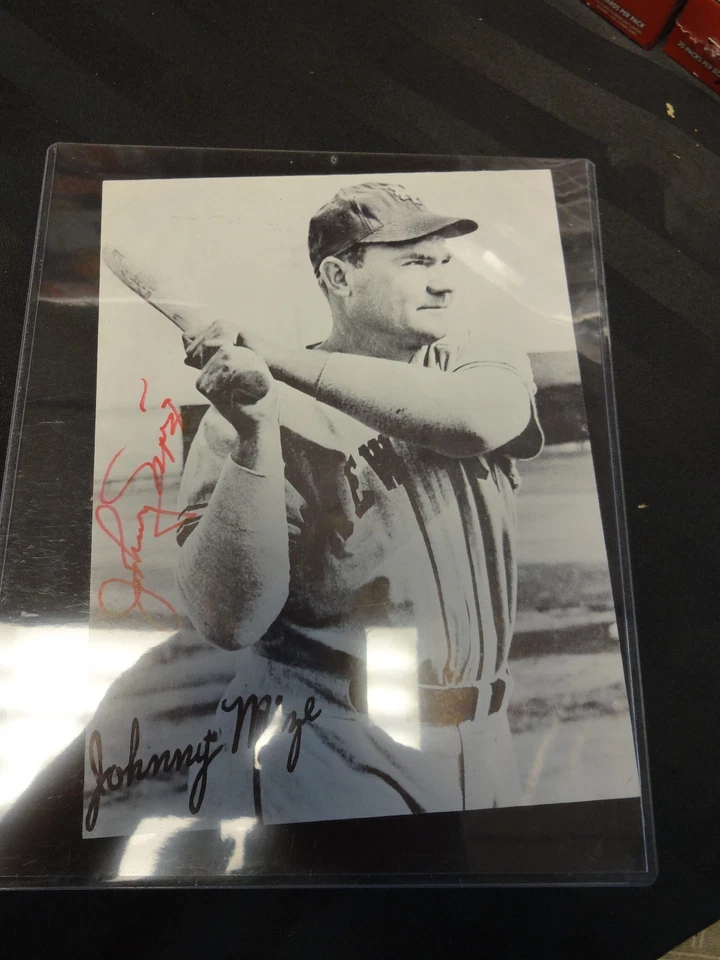 Johnny Mize New York Giants Black and White 8 x 10 Autographed Picture - Image 1 of 1