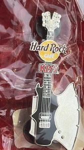 Hard Rock Cafe Pin KISS Online Gitarre 3 seltene Axe X Gene Simmons - Bild 1 von 2