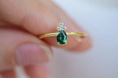 Anillo de compromiso de esmeralda verde simulado corte pera de 2 quilates enchapado en oro amarillo de 14 k Foto 1 de 4