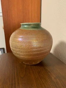 HANDCRAFTED STUDIO POTTERY VASE SIGNED - Picture 1 of 7