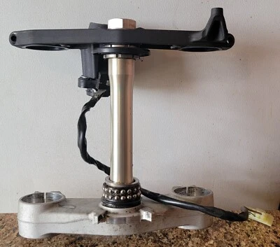 20092012 KAWASAKI NINJA ZX6R ZX600R OEM STRAIGHT UPPER & LOWER TRIPLE TREE CLAMP - Изображение 1 из 4