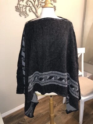 NOVICA Poncho Peruano Envolvente Reversible Negro y Gris - Alpaca y Acrílico Cuello Barco Foto 1 de 4