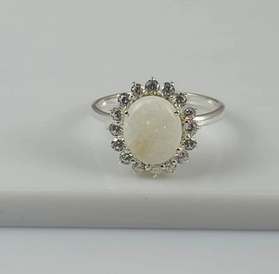 Anillo de boda ovalado de ópalo australiano natural anillo de diamantes creado en laboratorio Foto 1 de 4