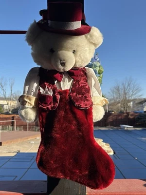 Meia urso de pelúcia vintage menino com colete de veludo borgonha camisa branca e chapéu superior - Imagem 1 de 4