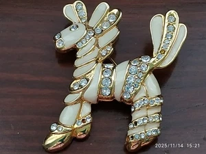 BIGIOTTERIA VINTAGE SPILLA   CAVALLO STILIZZ. MET. DORATO STRASS E SMALTO AVORIO - Imagen 1 de 4