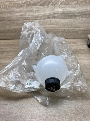 95525885 965431078  coolant expansion tank/reservoir peugeot 5008 - Image 1 of 4