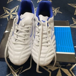 Mizuno Soccer Cleats - Picture 1 of 4