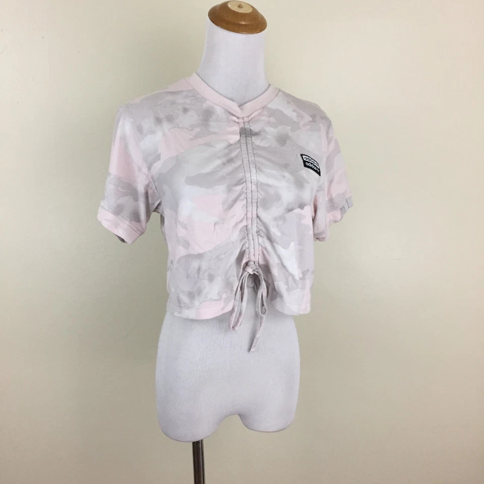 Camisa corta de algodón orgánico con correa ajustable con estampado de camuflaje multicolor ADIDAS para mujer talla pequeña Foto 1 de 4