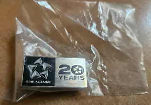 Singapore Airlines Star Alliance 20 years Anniv Pin Badge *SEALED/SHRINK * - Picture 1 of 2
