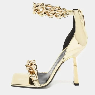 Sandalias Versace de charol dorado con cadena Medusa y correa al tobillo talla 35 Foto 1 de 4