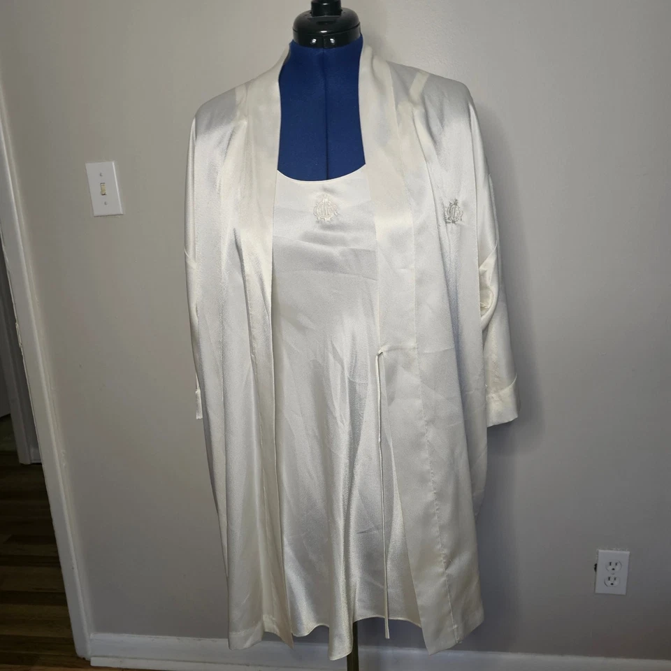 Camisón corto y bata Christian Dior satinado crema 2 piezas con logotipo de CD  Foto 1 de 4