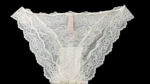 Neu mit Etikett Victoria’s Secret Dream Angels Cheekini-Höschen weiß Spitze Größe Medium - Bild 1 von 4