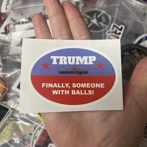 NEU 2025 SHOT SHOW Atlantic Signal Trump Jemand mit Bällen Aufkleber Sticker Kirchenbank - Bild 1 von 1