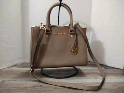 Bolso de hombro Michael Kors grande Sutton gris perla  Foto 1 de 4