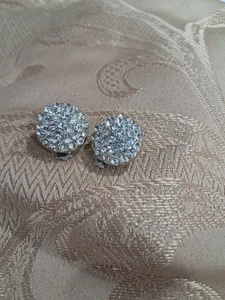Atemberaubende Vintage ~ weiß ~ zierliche Knopf Strass Clip auf Ohrringe ~ signiert ~ EUC! - Bild 1 von 7