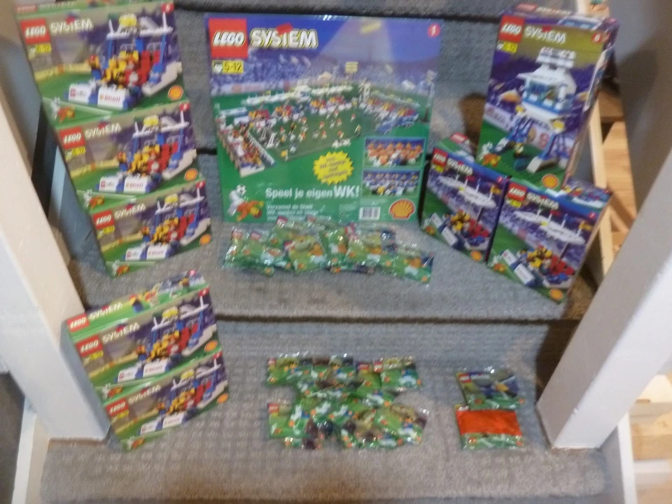 LEGO System World Cup Soccer 1998 Shell Stadium Netherlands Players, Field, etc - Image 1 of 4