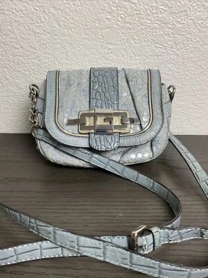 Cartera pequeña azul GUESS con logotipo hebilla cocodrilo en relieve Foto 1 de 4